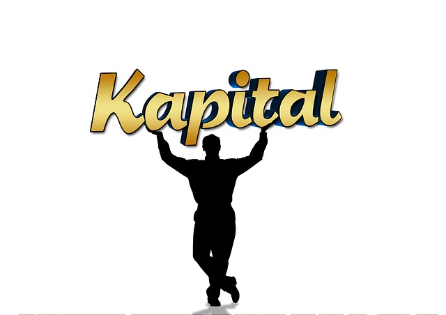 nápis kapitál a silueta postavy.jpg